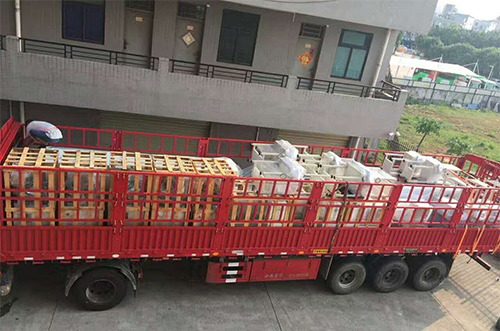 湖州客戶SMT設(shè)備專車送貨，貨到上門安裝調(diào)試