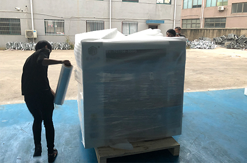 深圳客戶SMT設(shè)備專車送貨，貨到上門安裝調(diào)試